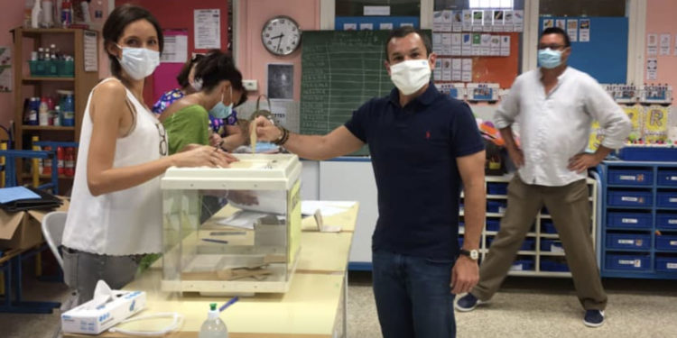 Julien Ravier vote au second tour des municipales le 28 juin 2020 (Crédit DR).