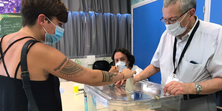Vote dans un bureau à Aix dimanche 28 juin (Crédit Laure Lavergne)