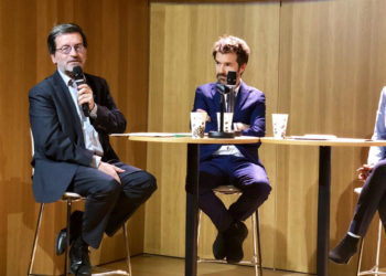 Benoît Quignon (à gauche avec le micro), lors d'un débat en 2019 sur le développement durable et le train (Crédit Twitter @SNCFimmobilier)