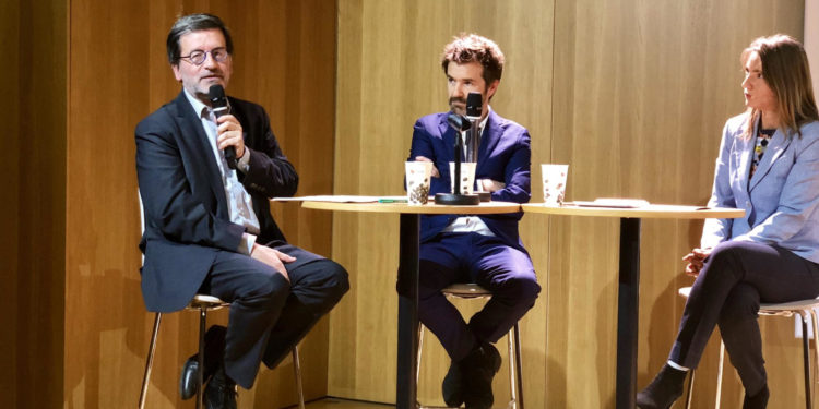 Benoît Quignon (à gauche avec le micro), lors d'un débat en 2019 sur le développement durable et le train (Crédit Twitter @SNCFimmobilier)