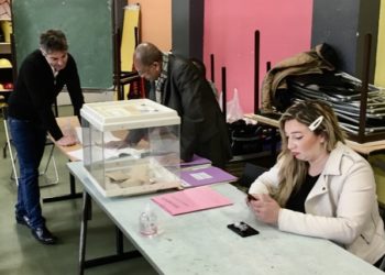 Dans un bureau de vote marseillais (Crédit archives Gomet')