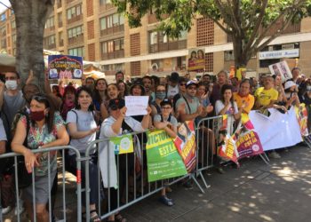 Les partisans du Printemps Marseillais ont patienté toute la journée devant l'hôtel de ville avant le dénouement du conseil municipal (Crédit CA).