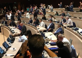 Michèle Rubirola félicitée par son camp. les conseileers muncipaux de droite au premier plan accusent le coup. (Photo CA/Gomet').