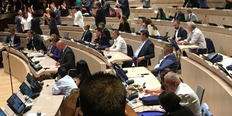 Michèle Rubirola félicitée par son camp. les conseileers muncipaux de droite au premier plan accusent le coup. (Photo CA/Gomet').