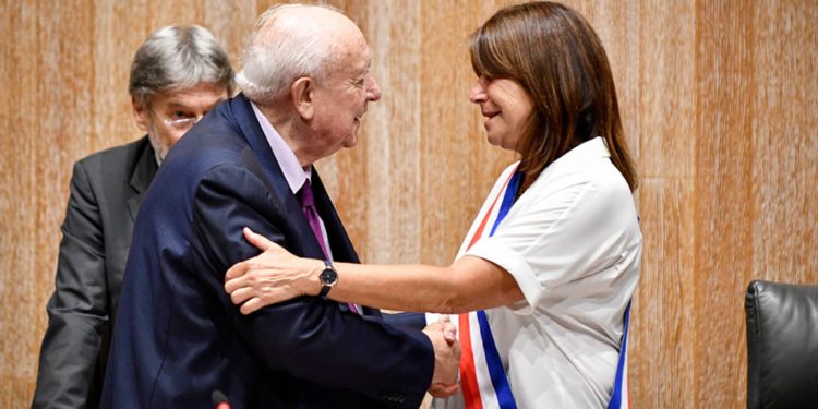 Jean-Claude Gaudin vient de remettre l'écharpe tricolore à la nouvelle maire de Marseille, Michèle Rubirola (Crédit photo @jcgaudin)