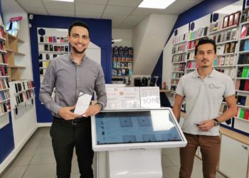 Amine Ben Abdallah (à gauche) dans boutique aixoise Hexagone Mobile (Crédit DR)