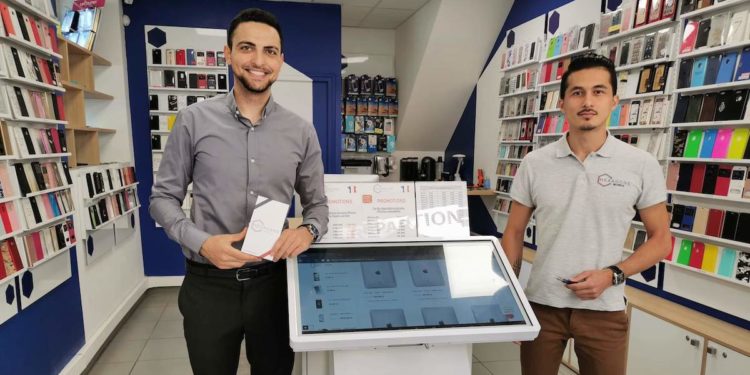 Amine Ben Abdallah (à gauche) dans boutique aixoise Hexagone Mobile (Crédit DR)