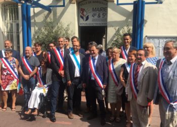 Didier Jau (5e en partant de la gauche au 1er rang) avec son équipe de la mairie du 4-5 (Crédit Printemps Marseillais)