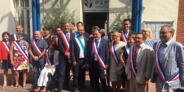 Didier Jau (5e en partant de la gauche au 1er rang) avec son équipe de la mairie du 4-5 (Crédit Printemps Marseillais)