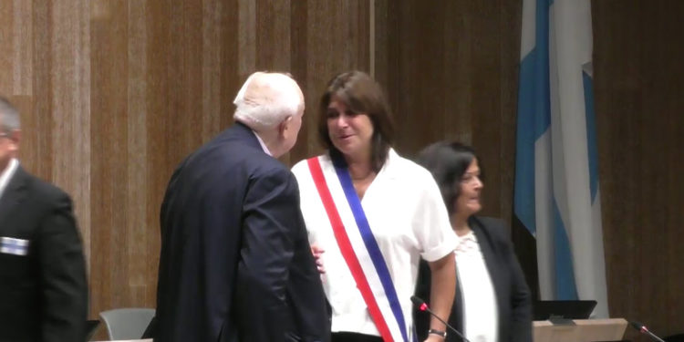 Jean-Claude Gaudin cède l'écharpe tricolore à la nouvelle maire de Marseille Michèle Rubirola