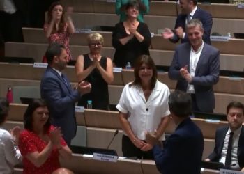 Les conseillers municipaux du Printemps marseillais applaudissent Michèle Rubirola après son élection de maire (Capture Ville de Marseille)
