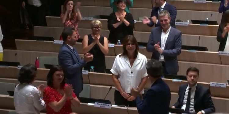 Les conseillers municipaux du Printemps marseillais applaudissent Michèle Rubirola après son élection de maire (Capture Ville de Marseille)