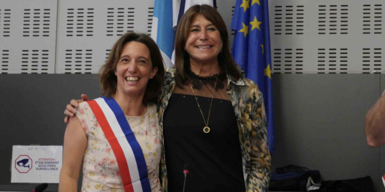 Sophie Camard, désormais officiellement maire des 1er et 7e arrondissements félicitée par Michèle Rubirola (Crédit sophiecamard.fr).