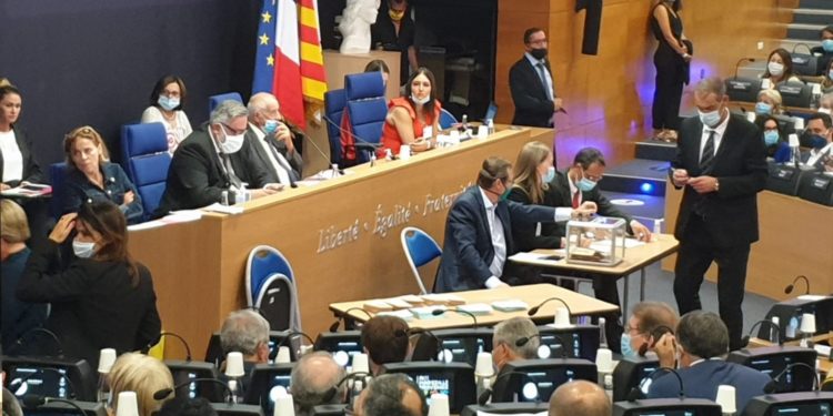 Les opérations de vote pour élire la présidence de la Métropole Aix Marseille Provence ont début peu avant 10h ce jeudi 9 juillet (Crédit JYD/Gomet).