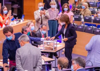 Martine Vassal vote lors de la séance d'élection à la présidence de la Métropole Aix Marseille Provence le 9 juillet 2020 (Crédit JY Delattre)