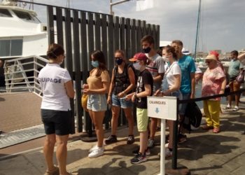 File d'attente de passagers en attente pour embarquer sur un bateau pour la visite des calanques (Crédit Soibaha Moussa).
