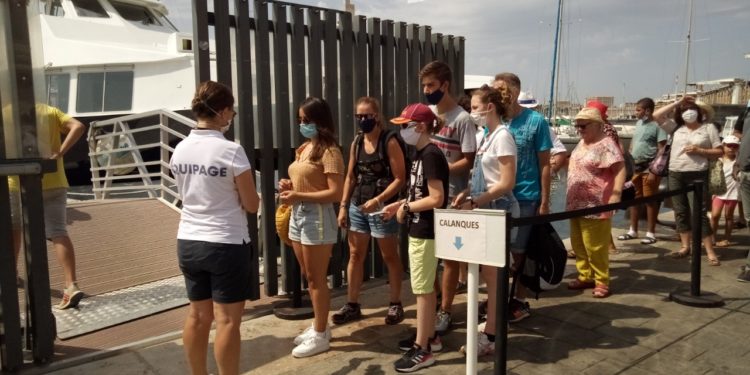 File d'attente de passagers en attente pour embarquer sur un bateau pour la visite des calanques (Crédit Soibaha Moussa).