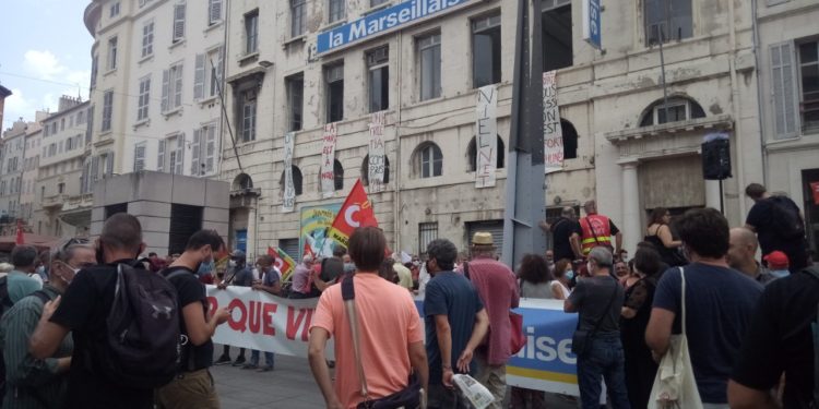 Rassemblement de soutien à l'offre de reprise de La Marseillaise par Maritima Médias jeudi 14 août devant le siège du journal (Crédit Soibaha Moussa).