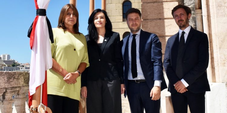 Michèle Rubirola et ses adjoints avec la Consule générale du Liban, Sonia Abu Azar. Crédit : Ville de Marseille.