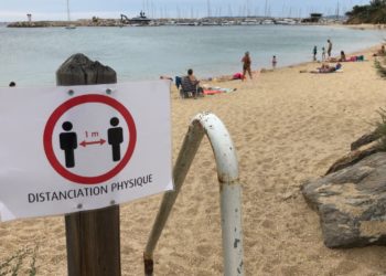 Une plage dans le Var. Le département est désormais en zone rouge (Crédit Gomet'/JFE)