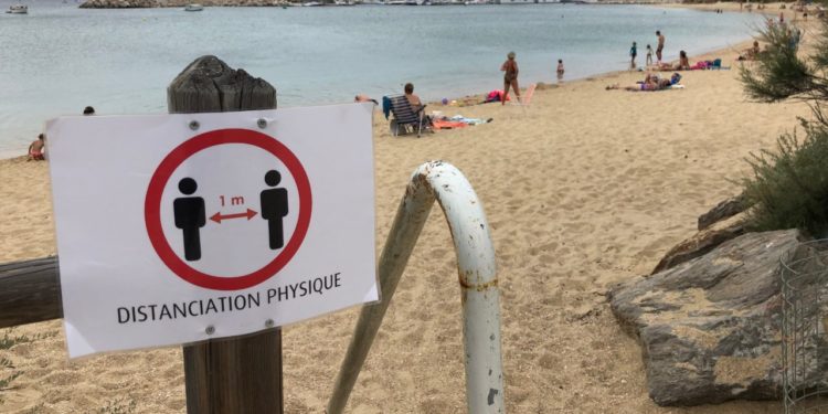 Une plage dans le Var. Le département est désormais en zone rouge (Crédit Gomet'/JFE)