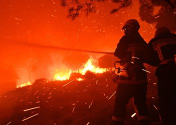 Les soldats du feu au combat dans l'incendie de Martigues le 4 août 2020 (Crédit @SecCivileFrance).