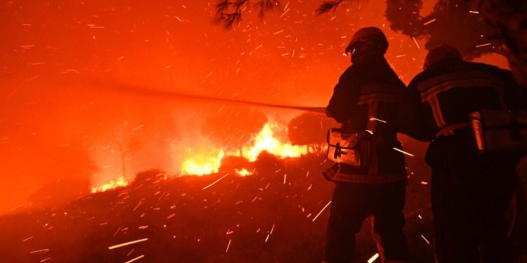 Les soldats du feu au combat dans l'incendie de Martigues le 4 août 2020 (Crédit @SecCivileFrance).
