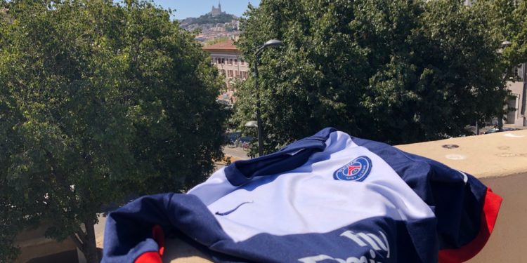 Le maillot du PSG, pas forcément populaire à Marseille (Crédit Gomet').