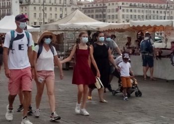Piétons masqués sur le Vieux-Port à Marseille (crédit Soibaha Moussa/Gomet')