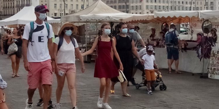 Piétons masqués sur le Vieux-Port à Marseille (crédit Soibaha Moussa/Gomet')