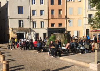 Place des Cardeurs à Aix samedi 26 septembre avant la fermeture forcée de dimanche soir (Crédit Margaux Racanière).