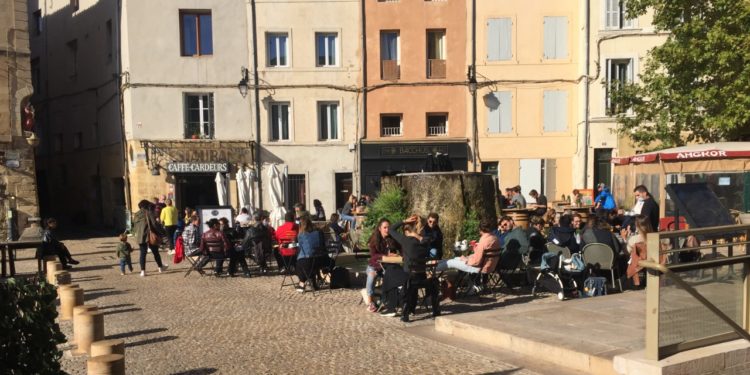 Place des Cardeurs à Aix samedi 26 septembre avant la fermeture forcée de dimanche soir (Crédit Margaux Racanière).