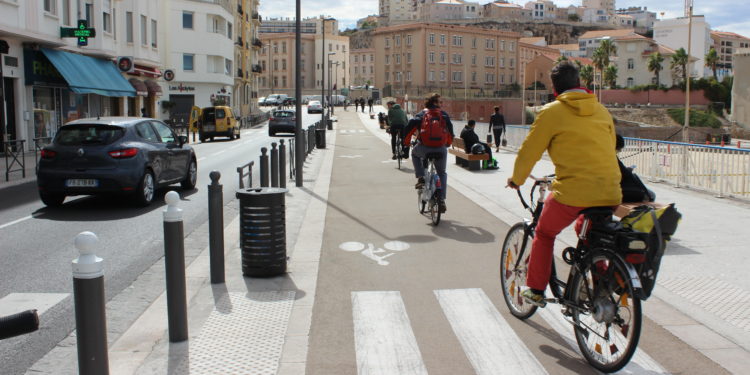 des cyclistes sur la piste cyclable au Catalans