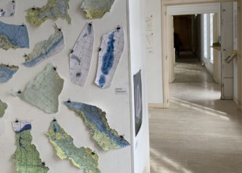 Le cinquième chapitre de Manifesta 13, « Le Parc » investit trois lieux différents à Marseille. Ici on découvre le travail de Peter Fend à la Consigne Sanitaire. (Crédit : LC)