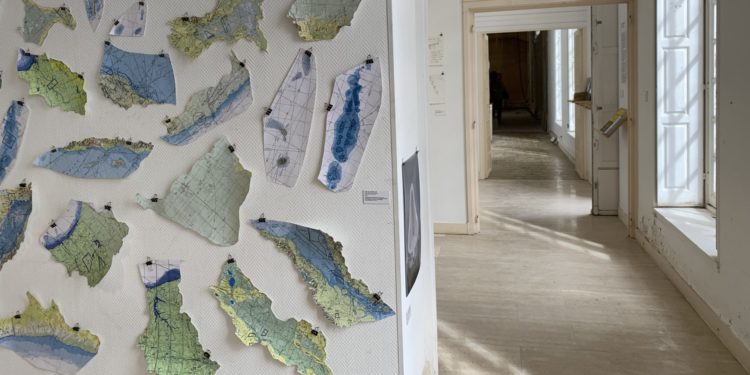 Le cinquième chapitre de Manifesta 13, « Le Parc » investit trois lieux différents à Marseille. Ici on découvre le travail de Peter Fend à la Consigne Sanitaire. (Crédit : LC)