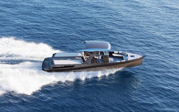 Prototype du bateau hydroélectrique Hynova 40. (Crédit Hynova).