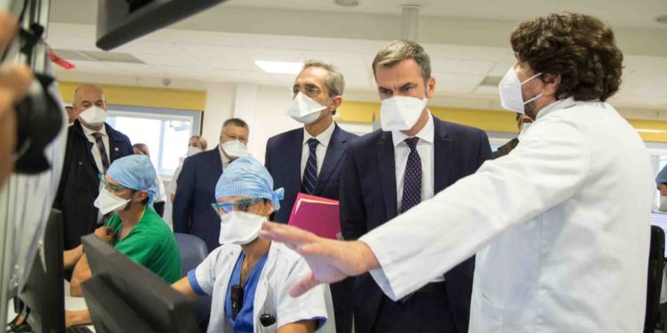 Le ministre de la Santé Olivier Véran en visite à La Timone vendredi 25 septembre (Crédit @Olivieveran).