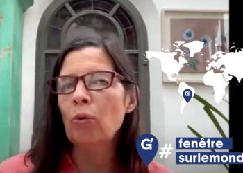 Monica Freyre, une Argentine ayant fait ses études à Paris, est propriétaire d'une librairie franco-argentine Las Mil y Una Hojas