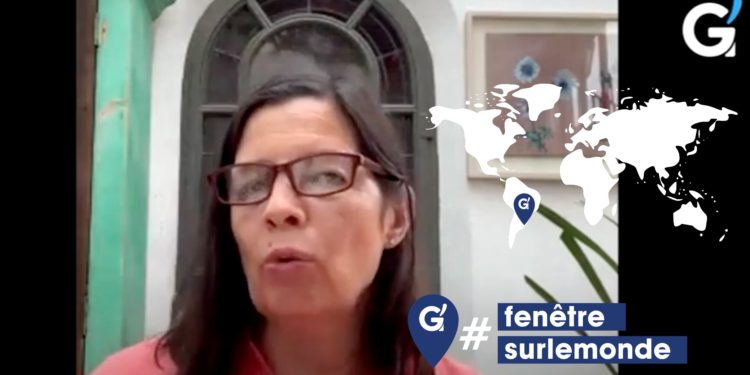 Monica Freyre, une Argentine ayant fait ses études à Paris, est propriétaire d'une librairie franco-argentine Las Mil y Una Hojas