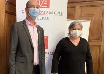 Hervé d’Harcourt et Anne-Sophie Tuszynski signent la charte Cancer@Work, le 6 octobre. (Crédit LC)