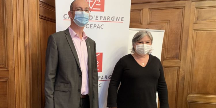 Hervé d’Harcourt et Anne-Sophie Tuszynski signent la charte Cancer@Work, le 6 octobre. (Crédit LC)