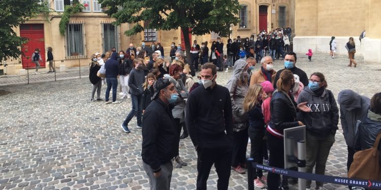 Malgré un temps d'attente rallongé pour limiter le nombre de personnes dans les salles, les familles aixoises étaient venues nombreuses le week-end du 26 septembre pour voyager au temps des pharaons. (Crédit MR).