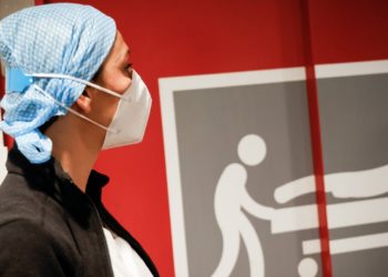 Une infirmière à l'hôpital Nord à Marseille (Crédit Twitter @JeanCastex)