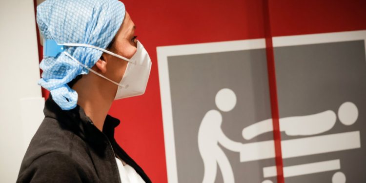 Une infirmière à l'hôpital Nord à Marseille (Crédit Twitter @JeanCastex)