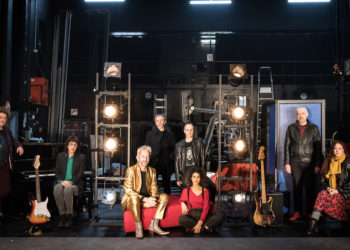 La troupe de "Mort prématurée..." avec Arthur H au centre (Crédit Simon Gosselin).