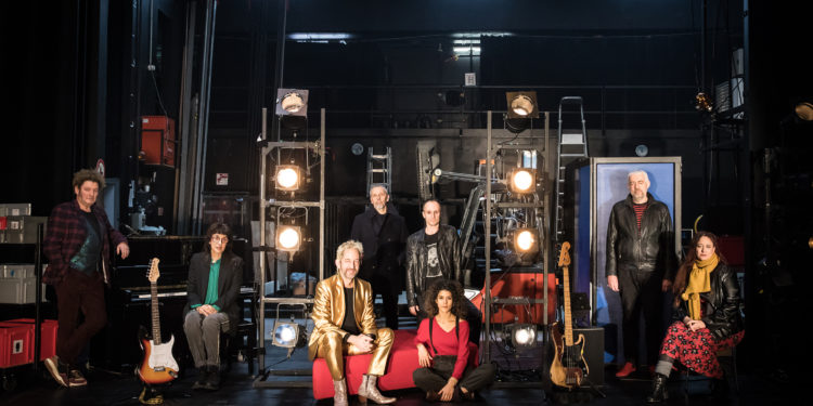 La troupe de "Mort prématurée..." avec Arthur H au centre (Crédit Simon Gosselin).