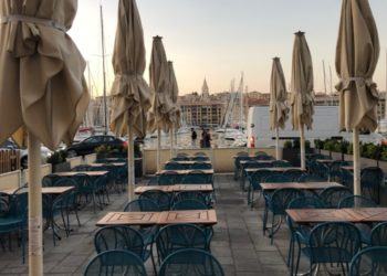 Une terrasse vide sur le Vieux-Port mercredi 30 septembre 2020 (Crédit Gomet')