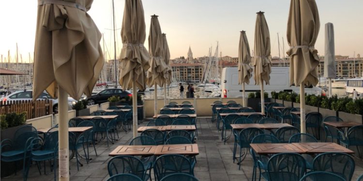 Une terrasse vide sur le Vieux-Port mercredi 30 septembre 2020 (Crédit Gomet')