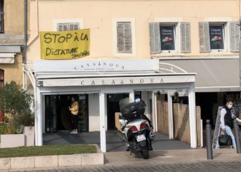 Sur le Vieux-Port à Marseille, un slogan hostile à la fermeture des bars et restaurants (Crédit Gomet').