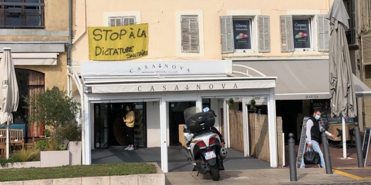 Sur le Vieux-Port à Marseille, un slogan hostile à la fermeture des bars et restaurants (Crédit Gomet').